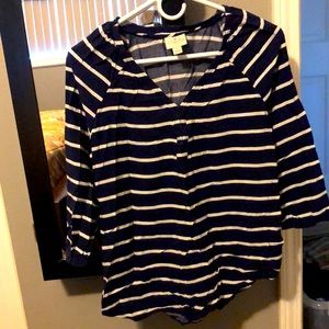 Nice striped navel blue top.